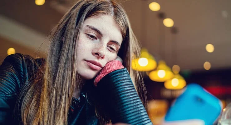 Enfants utilisant des écrans, ordinateur et tablette